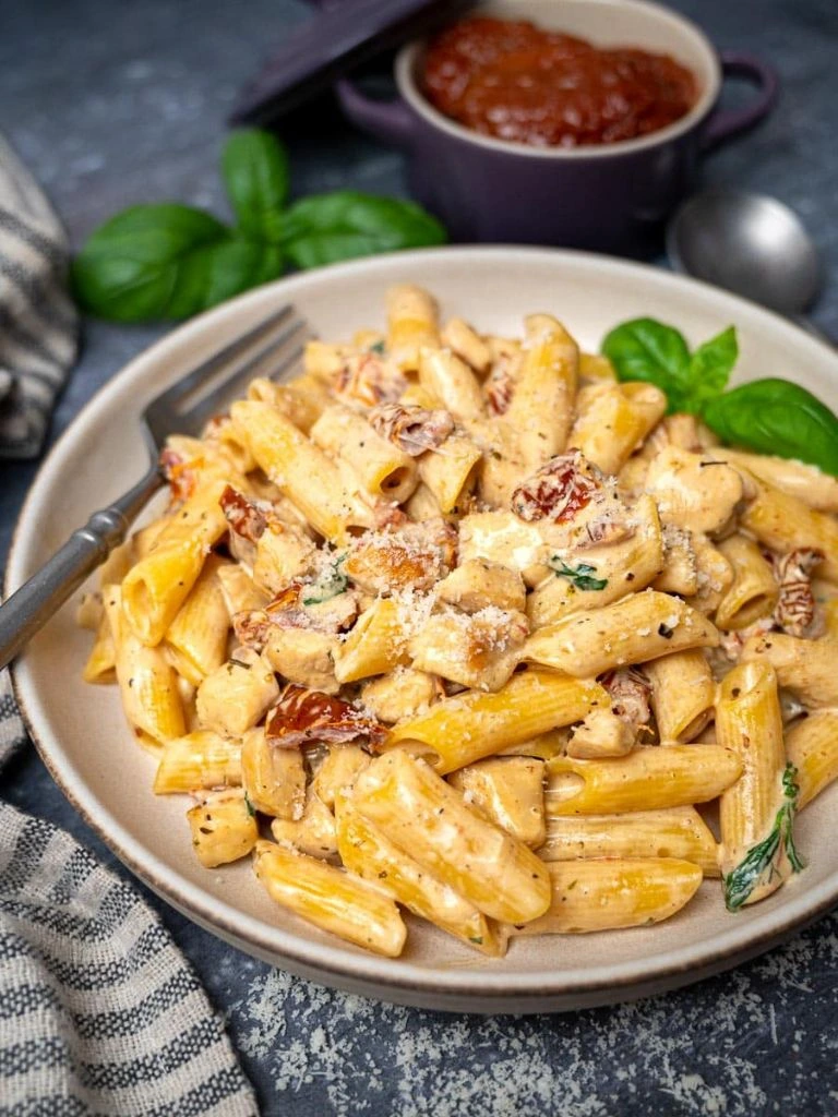 Creamy Garlic Chicken Pasta with Sun-Dried Tomatoes